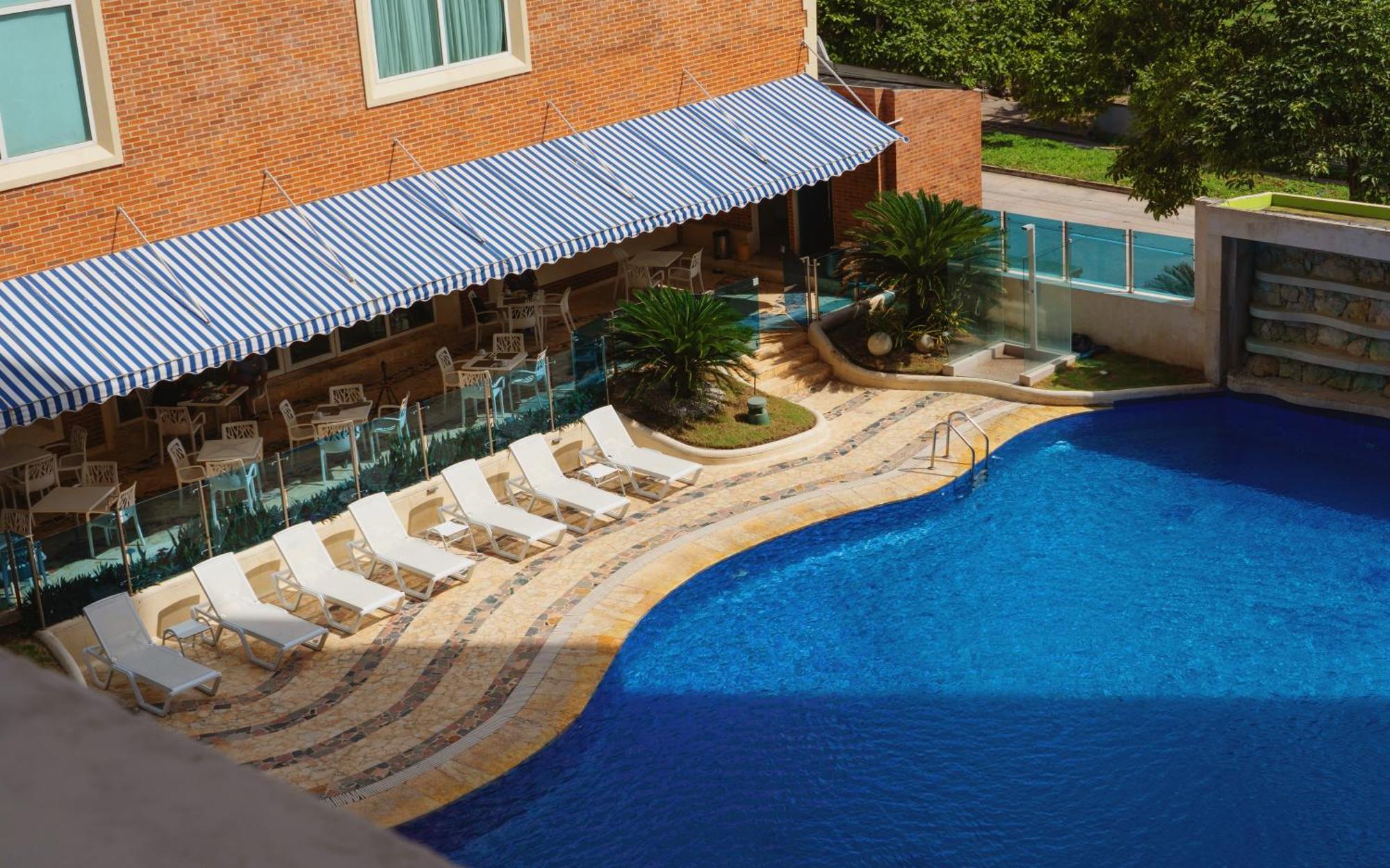 Hotel Dann Carlton Barranquilla Y Centro De Convenciones Экстерьер фото Swimming pool at the hotel
