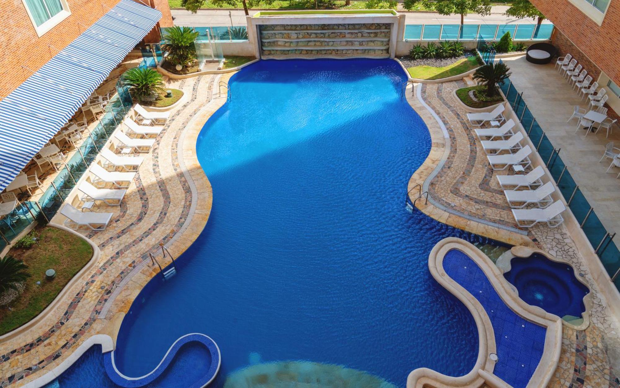 Hotel Dann Carlton Barranquilla Y Centro De Convenciones Экстерьер фото Swimming pool at the hotel