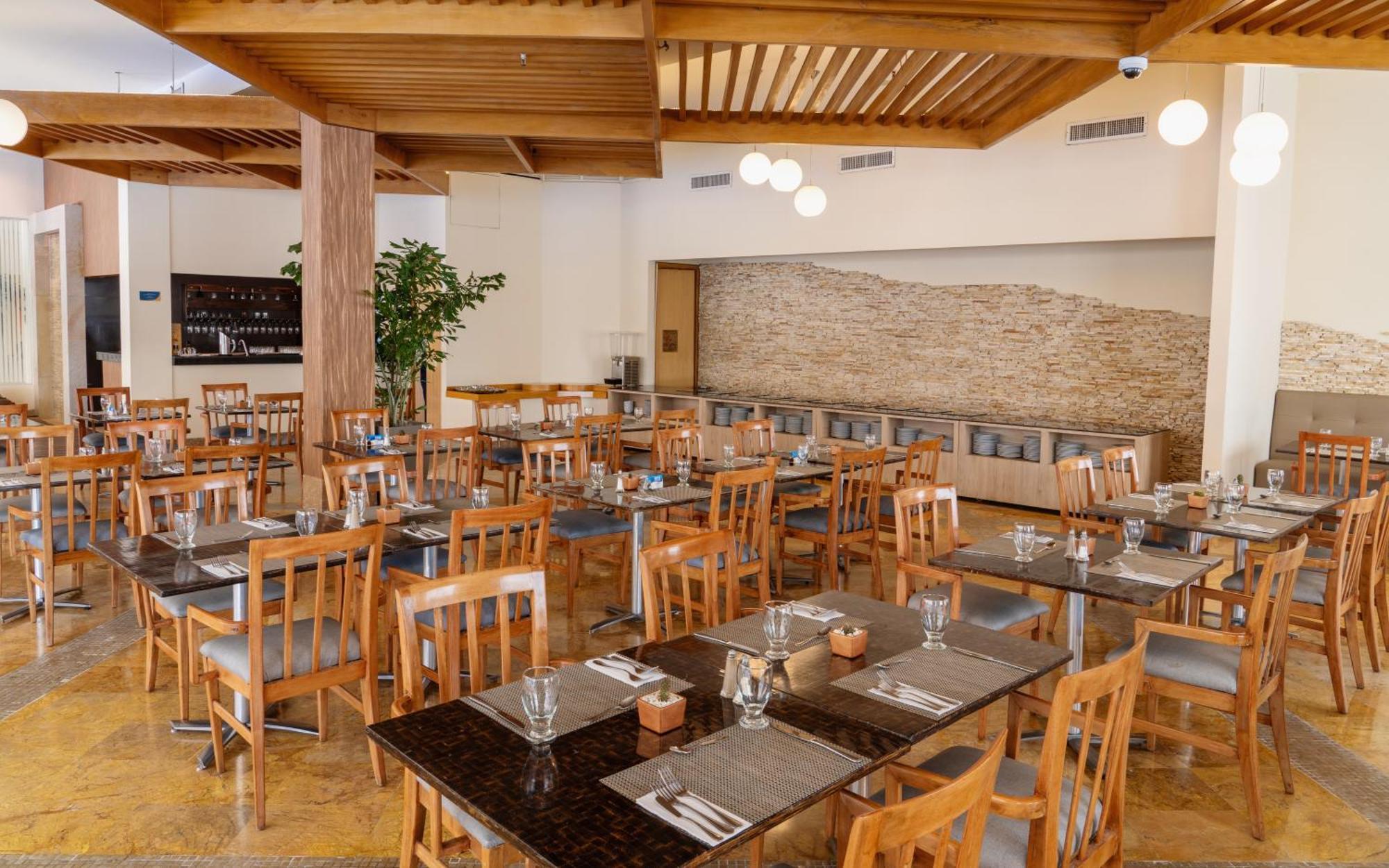 Hotel Dann Carlton Barranquilla Y Centro De Convenciones Экстерьер фото The dining room at the restaurant
