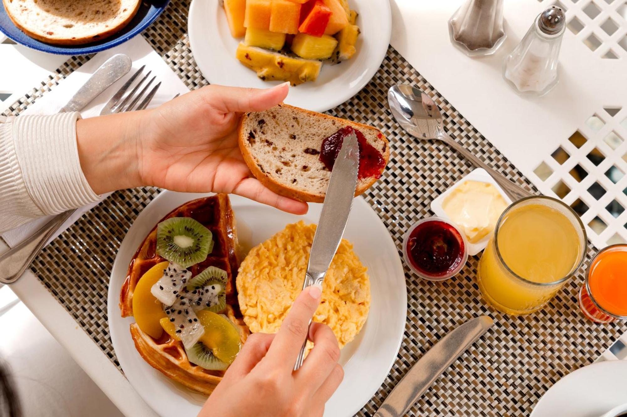 Hotel Dann Carlton Barranquilla Y Centro De Convenciones Экстерьер фото A continental breakfast